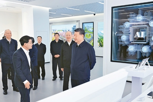 2026年2月9日至10日,中共中央总书记、国家主席、中央军委主席习近平在北京考察并看望慰问基层干部群众。这是9日上午,习近平在位于北京亦庄的国家信创园考察。